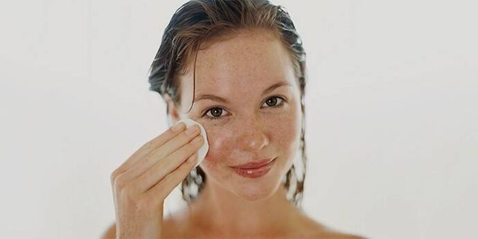 lubricating the facial skin with oil for rejuvenation